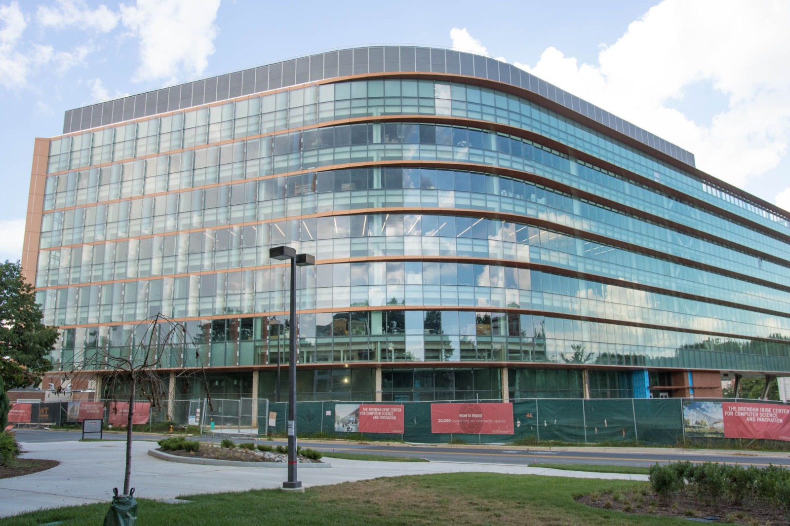 Curved multi-storey glass facade at the UMD project